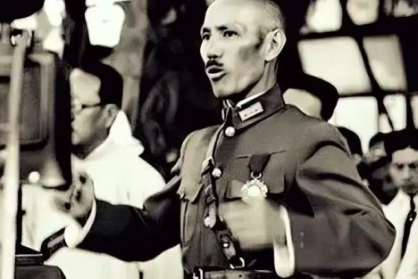 剥去“阶级调和”的伪装：评蒋介石对工界训词“忍耐一时的痛苦，以求将来的幸福”的买办反动本质