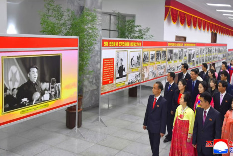 朝鲜庆祝伟大领袖金日成同志华诞114周年中央图片展开幕