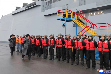 金正恩访问“崔贤”号驱逐舰