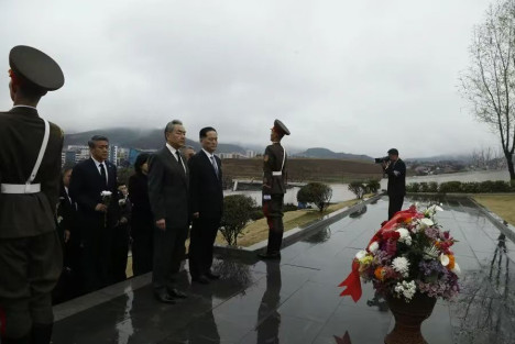 王毅祭扫江东郡中国人民志愿军烈士陵园