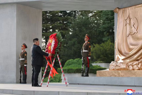 金正恩同志在祖国解放８１周年之际参谒解放塔