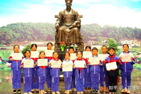 湖南省娄底市建曾国藩学校“为党育人”，在我们看来，此举着实荒唐