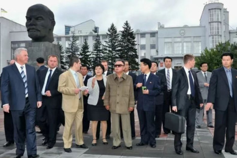 面对金正日同志的高洁风范，苍天也被感动得流下了“眼泪”