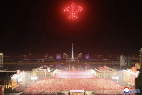 纪念朝鲜劳动党第九次代表大会烟火晚会举行