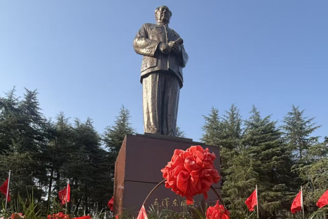 民族复兴网向韶山广场毛主席铜像敬献花篮