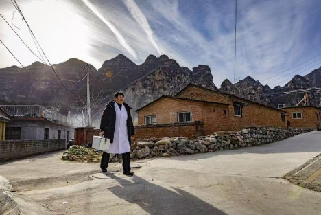 苗凤军：50载行医路，600个新生命，房山乡村医生晋怀花的坚守与大爱