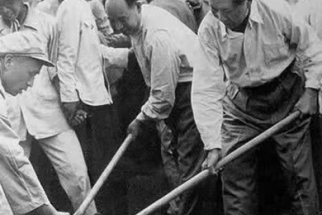 镌刻在十三陵的红色记忆，毛主席率中央委员参加工地义务劳动