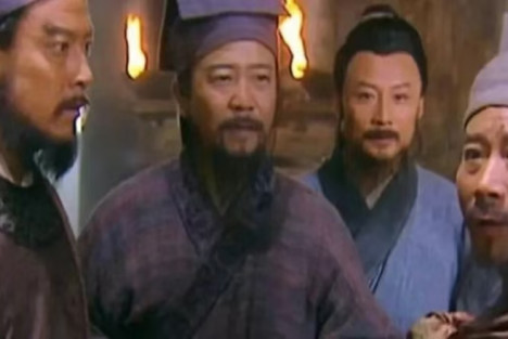 《毛选》里经常提到各种路线之争，那么到底什么是路线之争?