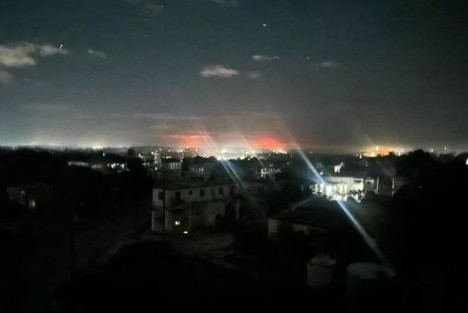 刚刚，古巴首都发生多起爆炸，特种部队已抵达现场，并阻止居民站在自家门前。城市上空可听到直升机的轰鸣声。