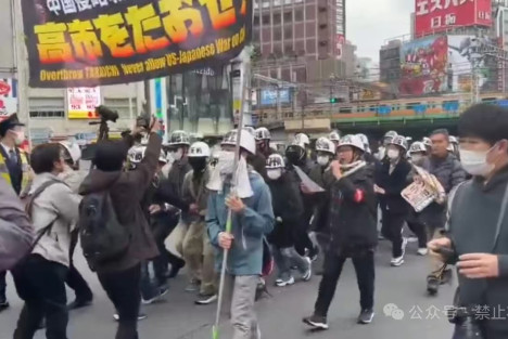 中核派对阵日本极右翼！打倒高市早苗反战游行现场！