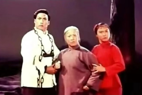 《红灯记的红灯，照见了什么?》