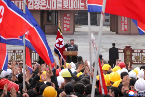 敬爱的金正恩同志访问祥原水泥联合企业，祝贺和勉励工人阶级踊跃投入贯彻落实党代表大会决议的新斗争