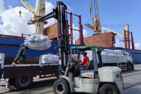 中国对古巴人道主义援助的第三批15600 吨大米交付