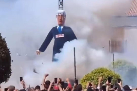 西班牙传统节日中民众焚烧内塔尼亚胡人偶