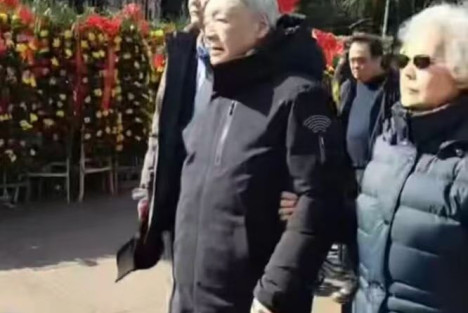 12月26日，毛远新和夫人全秀凤在韶山参加纪念领袖活动