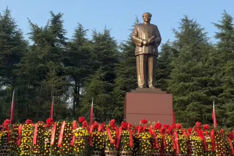 民族复兴网向韶山广场毛主席铜像敬献花篮