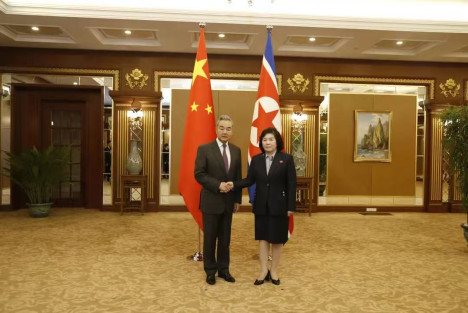 王毅同朝鲜外相崔善姬举行会谈