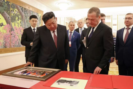 梅德韦杰夫向金正恩转交金日成致斯大林的档案信件