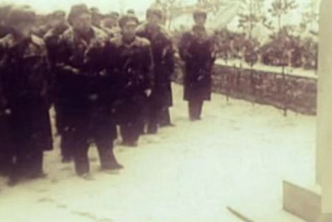 周恩来、陈毅、栗裕在毛岸英的墓前