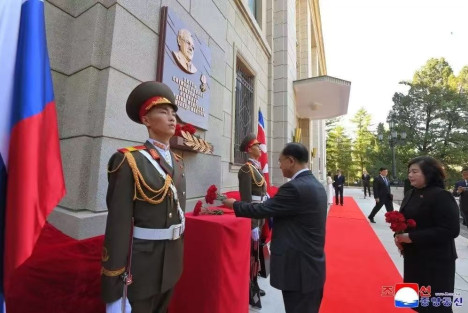俄罗斯驻朝鲜大使馆举行纪念牌揭牌仪式 赵甬元出席揭仪式