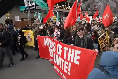 美国反特朗普游行现共产主义旗帜