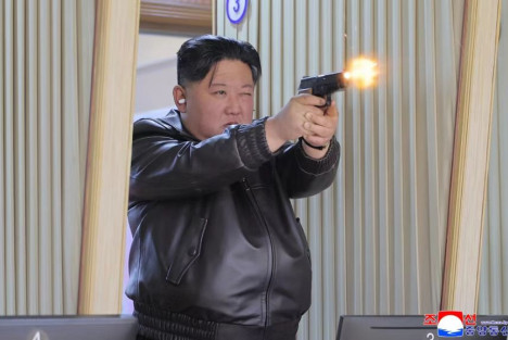 金正恩视察重要军工厂 了解新型手枪战斗性能