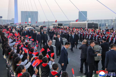 敬爱的金正恩同志访问中国辽宁省丹东市