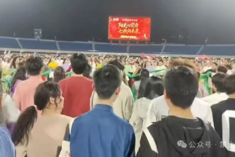 你听!今天!万千大学生在歌唱怀念毛主席!