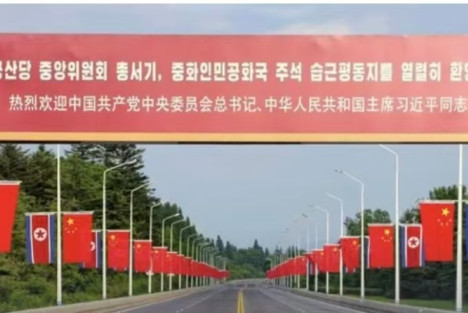 迎接习近平总书记到访，平壤街头挂起五星红旗