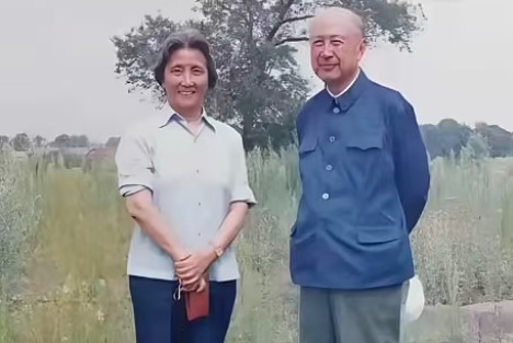 李克勤｜钱学森和蒋英的一张照片：普通劳动者形象