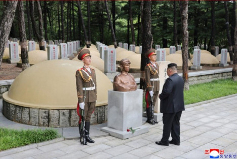 敬爱的金正恩同志在祖国解放战争胜利73周年之际凭吊中国人民志愿军烈士陵园