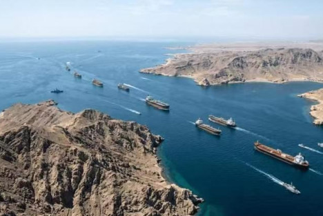 美媒：伊朗拟允许部分油轮通过霍尔木兹海峡 前提需以人民币结算