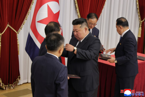敬爱的金正恩同志向突出贡献强化国防力量的主要成员授予国家表彰