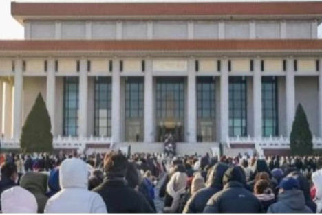 “他的风范，是永不褪色的精神旗帜”