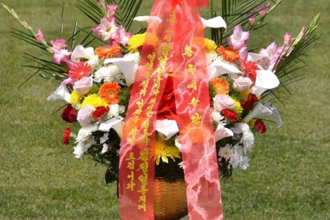 中国艺术团向伟大领袖金日成同志和伟大领导者金正日同志铜像送来花篮