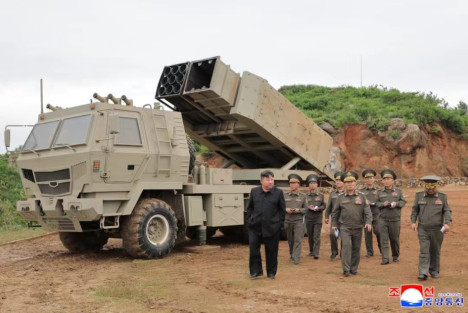 金正恩同志观摩多用途导弹和巡航导弹混合试射