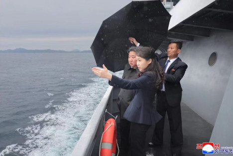 敬爱的金正恩同志观摩“姜健”号驱逐舰试航