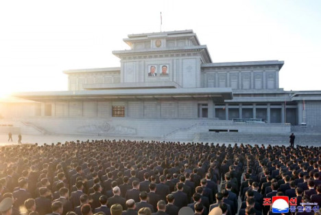 朝鲜劳动党第九次代表大会代表们参谒锦绣山太阳宫