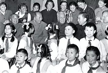 毛主席逝世44周年丨不忘初心，人民永远怀念您！