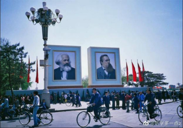 北京市的广场一侧曾树立的马克思和恩格斯画像