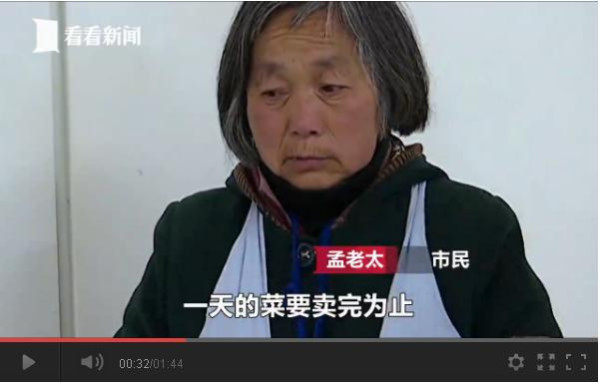 视频｜可怜天下父母心！老太寒夜摆摊卖菜只为替儿还债