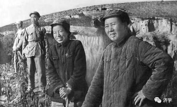 毛主席转战陕北时，江青衣服上为何别着两支钢笔？