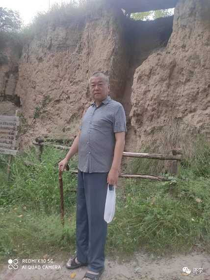 《咱们的领袖毛泽东》里“咱们”指的谁？