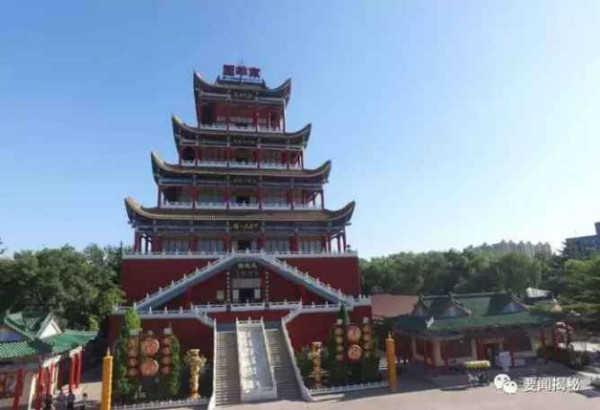 以毛泽东思想为指针坚定不移走社会主义道路的楷模