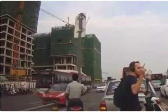 我们去中国吧！中国人当我们是上帝！”“洋垃圾们”在中国为什么会有这么多嚣张的资本