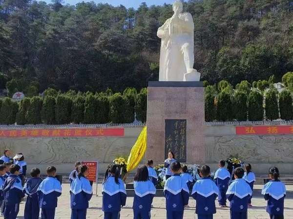 云南昭通师生：清明浓情祭英烈 红色基因永传承