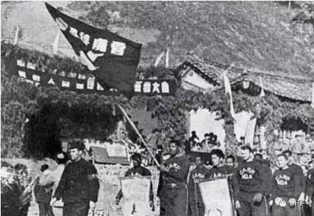 “毛主席万岁！志愿军万岁！”在联合国军战俘奥运会场响起