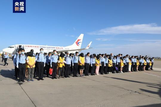 内蒙古公安机关押解40名缅北电信诈骗犯罪嫌疑人归案