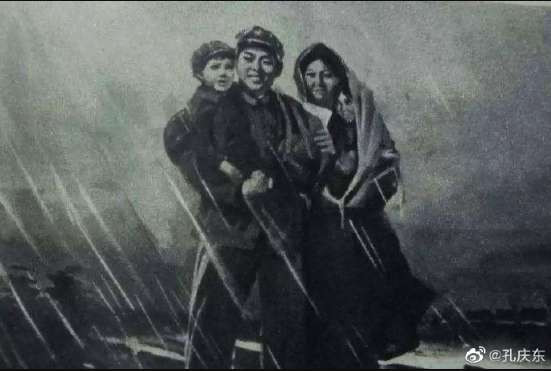 孔庆东：发了一段电影《雷锋》里面雨中送母子的片段