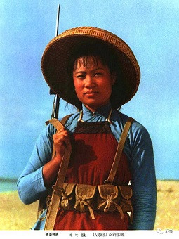 江青摄影：晒得黝黑的女民兵美不美？